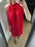 Robe rouge plissée